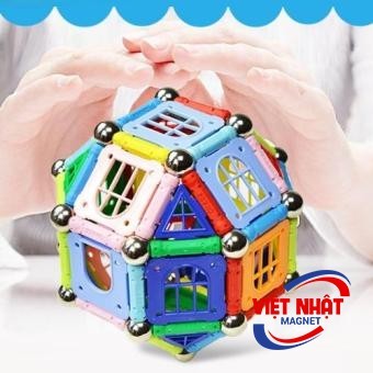 Nam chơi đồ chơi xếp hình sắc màu