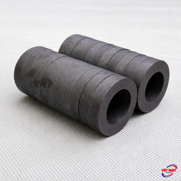 Nam châm ferrite D32 lỗ 18mm